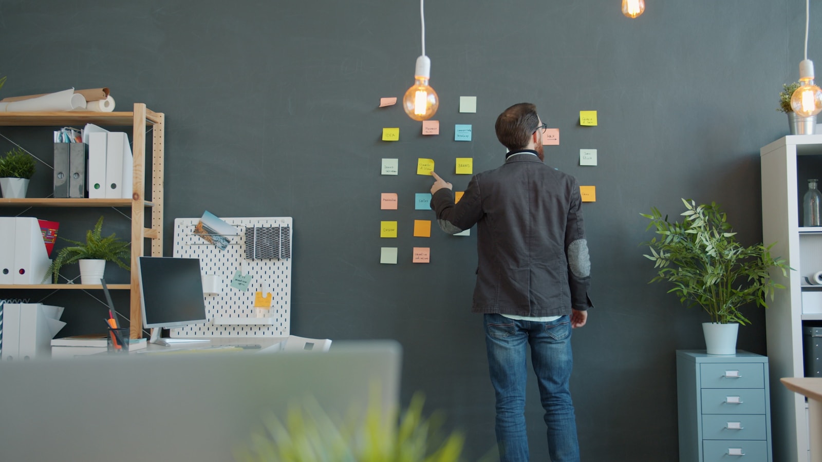 A person planning website strategy with sticky notes before using AI tools.